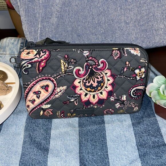 VB Felicity Paisley Gray Pink White Fuchsia Quilted Floral Zip Wristlet Wallet - Picture 1 of 12